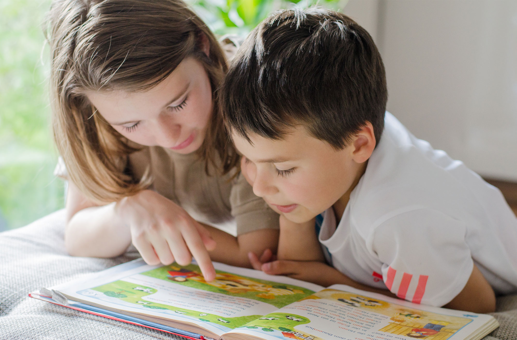 Kinder in einer 2er-Gruppe in der Logopädie