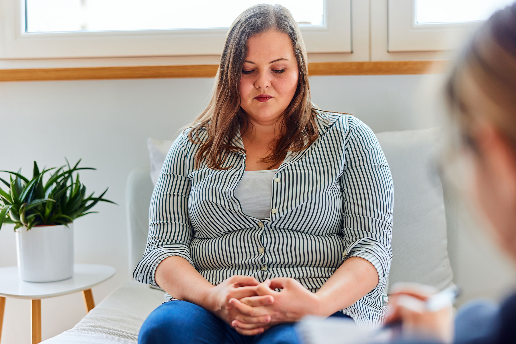 Frau ist durch Perfektionismus gehemmt zu sprechen