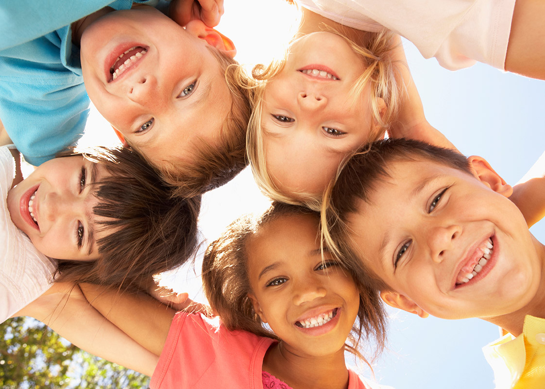 Kinder stehen zusammen im Kreis